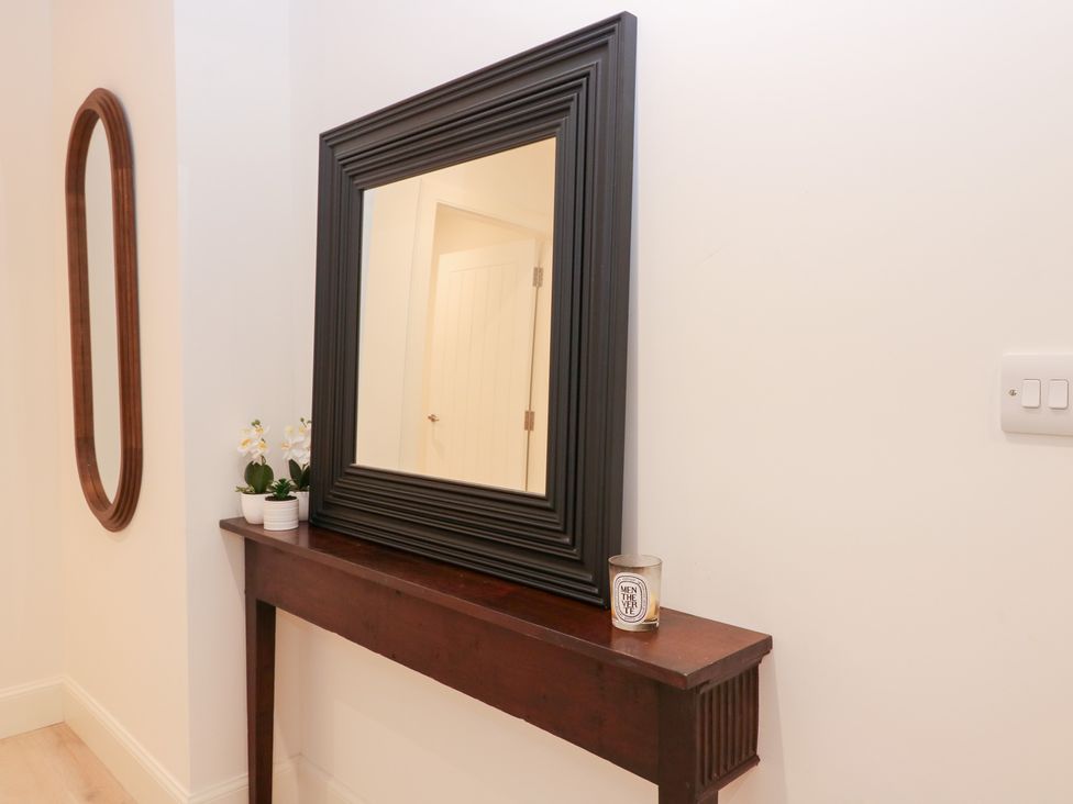 A mirror and console table in the entrance at 4 East Camno Farm Cottages Near Meigle
