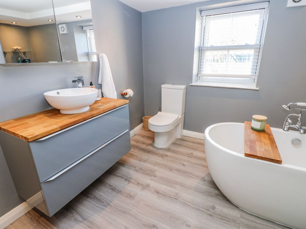A bathroom with a sink, toilet, and bathtub at 27 West Green