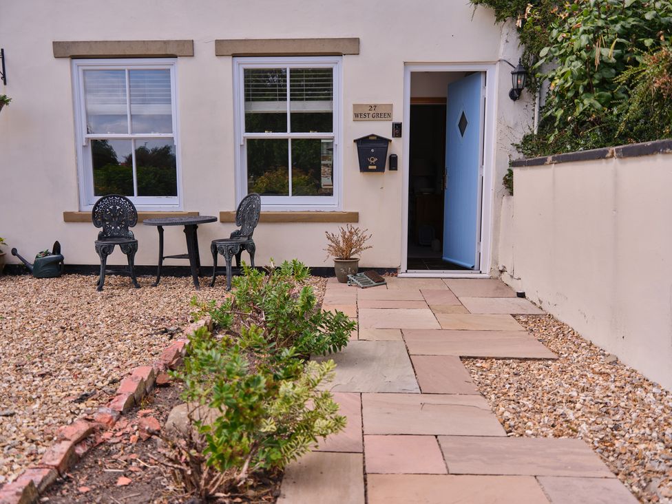 An outdoor area with table and chairs at 27 West Green in Heighington