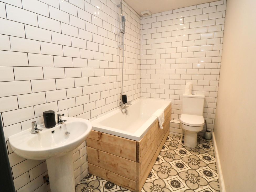 A bathroom with a bathtub, sink, and toilet at Ground Floor 1 bed in Scarborough