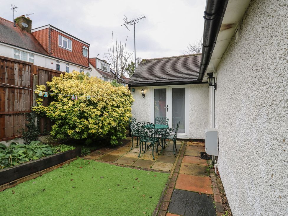 A garden with a table and chairs at The Enchanted House in Watford