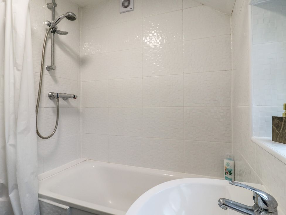 A bathroom with bathtub and shower at Headmasters Hollow in Watford