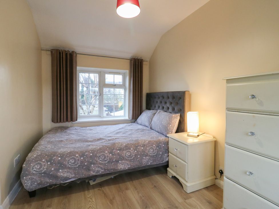 A bedroom with a bed and window at Headmasters Hollow in Watford