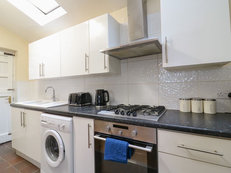 A kitchen with a washing machine and appliances at Headmasters Hollow in Watford