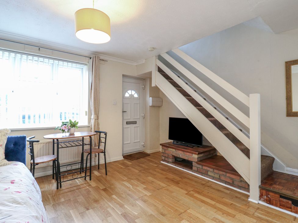 A living room with a table and chairs at Headmasters Hollow in Watford
