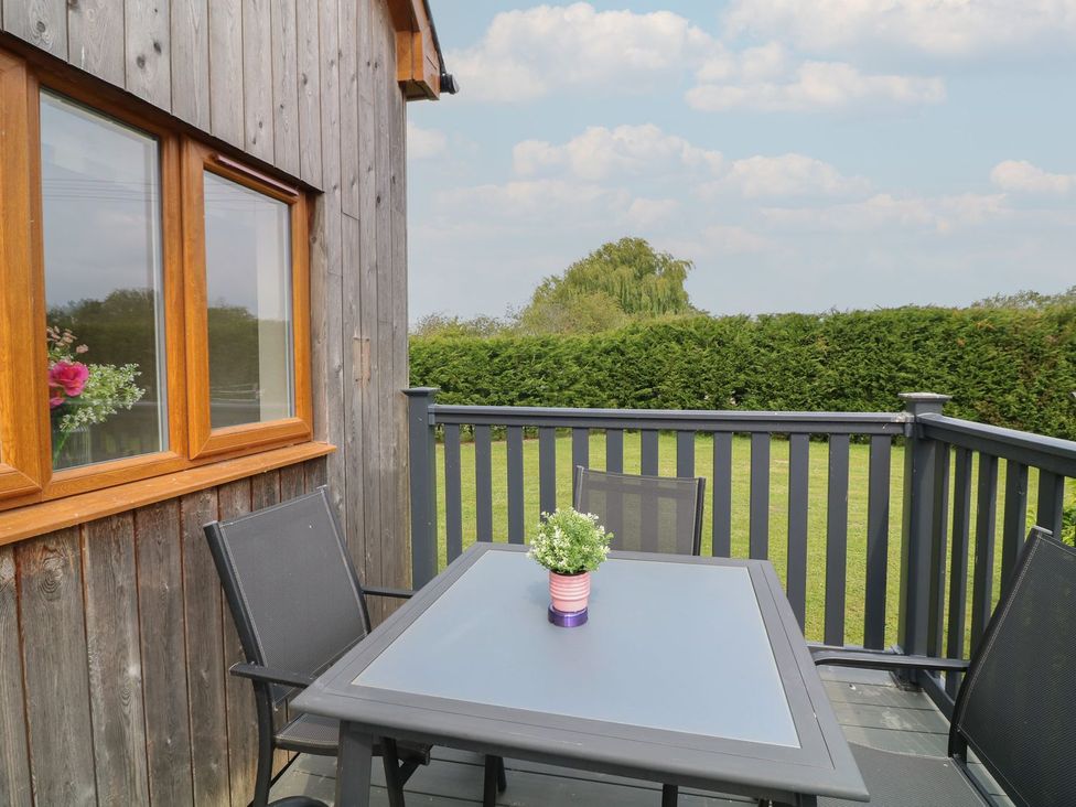 An outdoor patio with a table and chairs at James Ville Marina Lodge 7 in Brigg