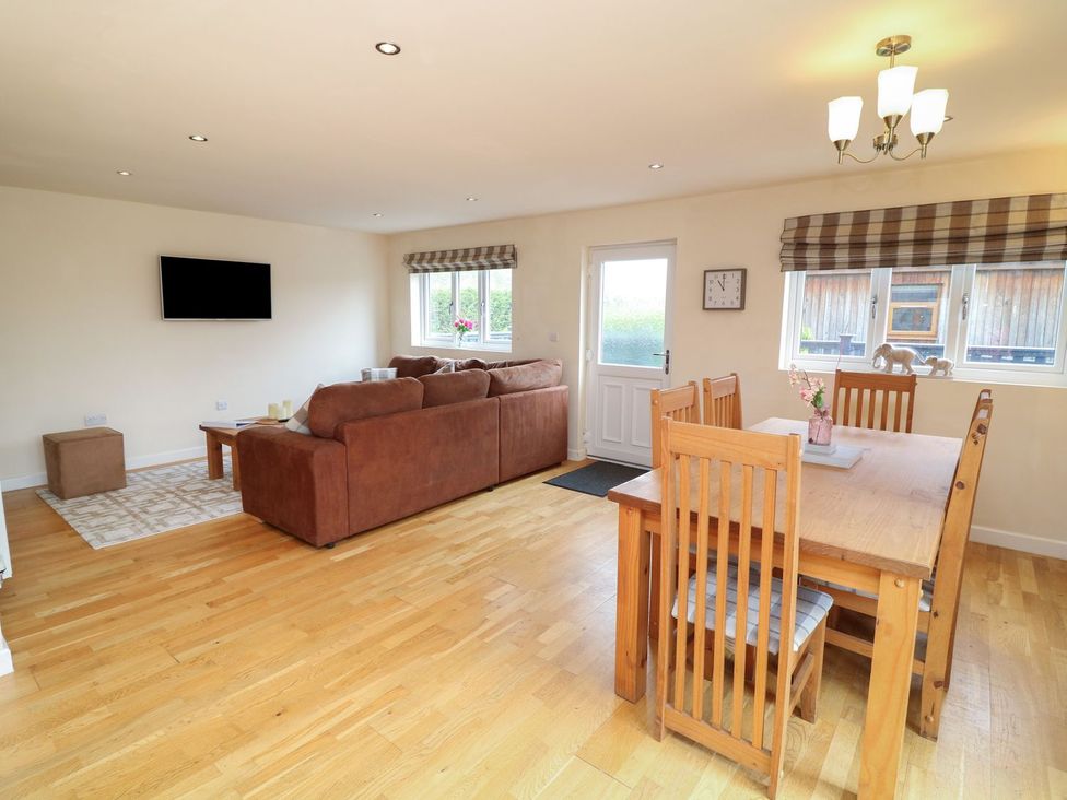 A living room with a sofa and dining area at James Ville Marina Lodge 7 Brigg