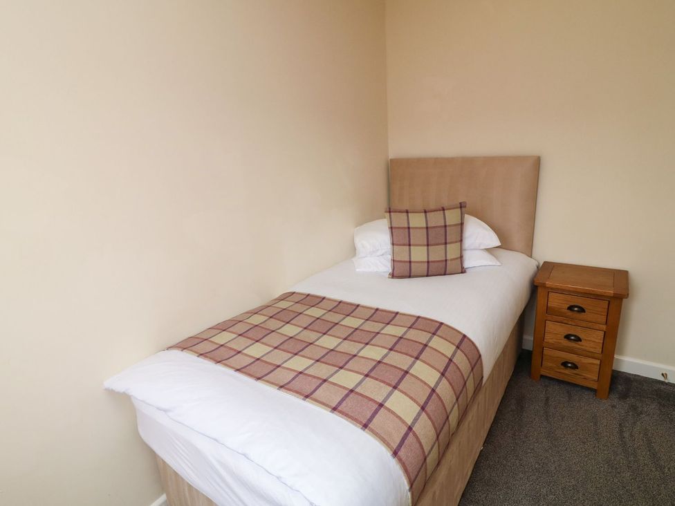 A bedroom with a single bed and a nightstand at James Ville Marina Lodge 8 in Brigg