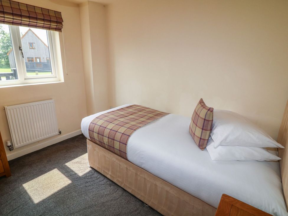 A bedroom with a single bed and a window at James Ville Marina Lodge 8 in Brigg