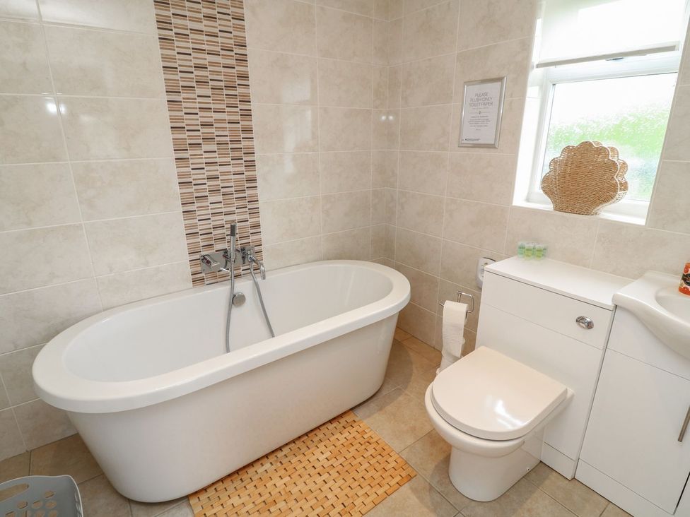 A bathroom with a bathtub, toilet, and sink at James Ville Marina Lodge 8 in Brigg