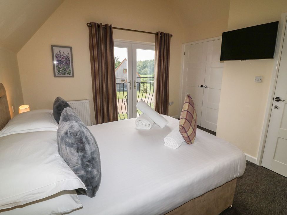 A bedroom with a bed and television at James Ville Marina Lodge 8 Brigg