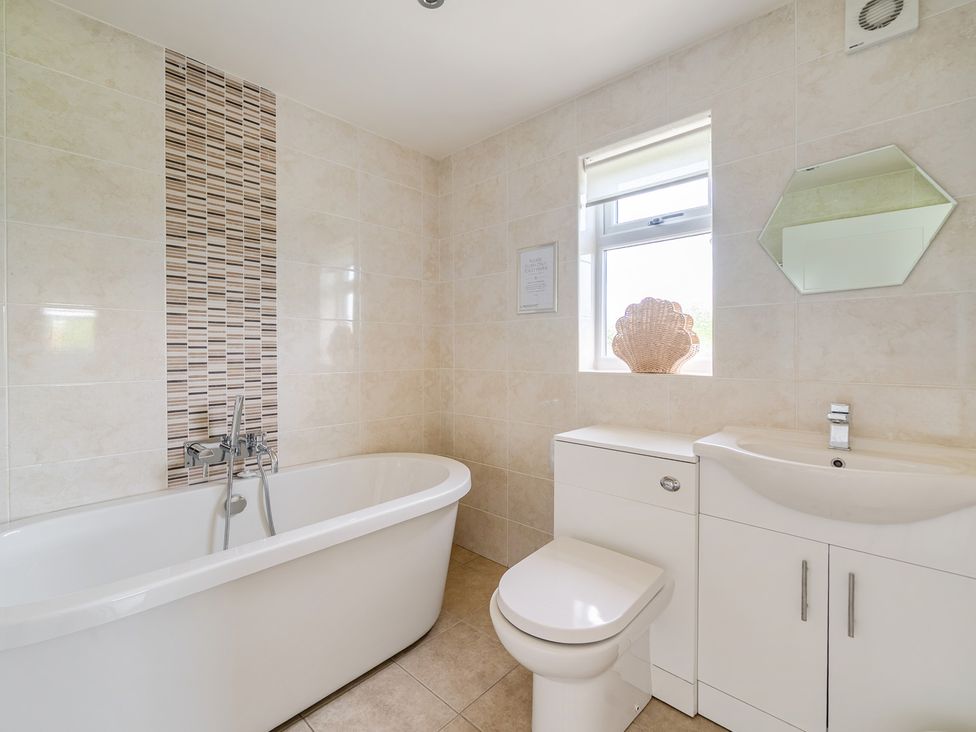 A bathroom with a bathtub, toilet, and sink at James Ville Marina Lodge 8 in Brigg