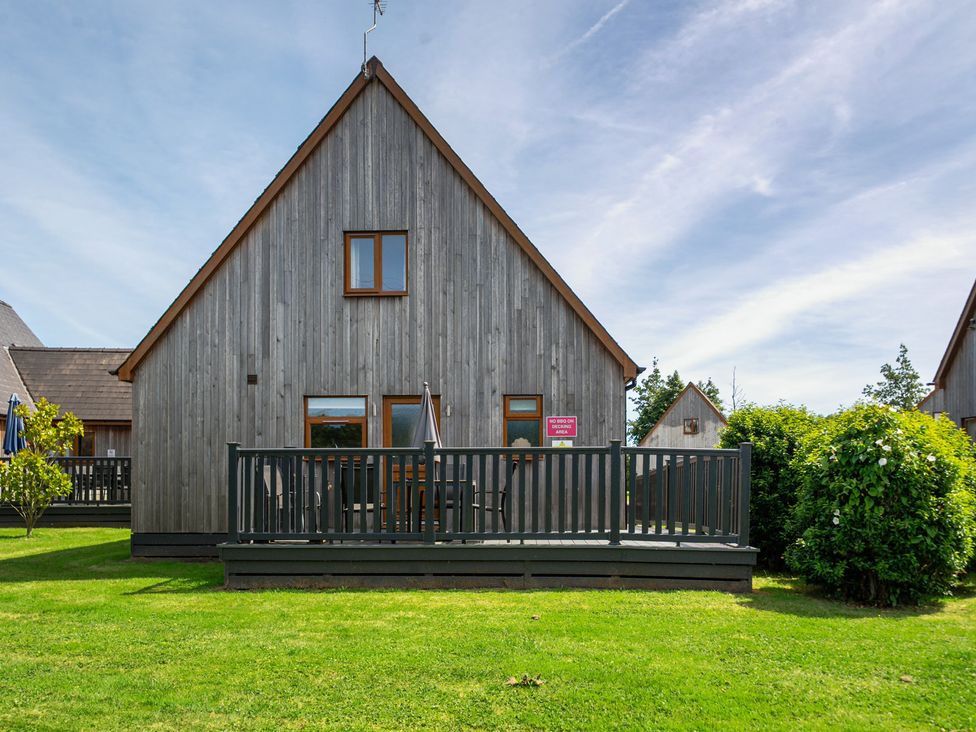 A house with a deck and windows at James Ville Marina Lodge 8 in Brigg