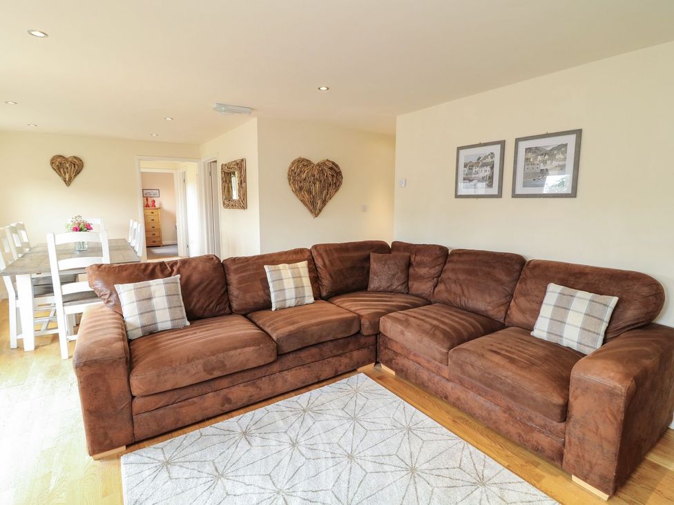 A living room with a sofa and dining area at James Ville Marina Lodge 9 in Brigg