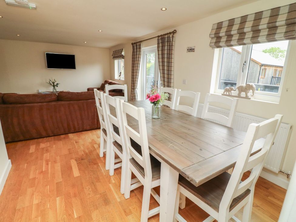 A dining room with a table and chairs at James Ville Marina Lodge 9 in Brigg