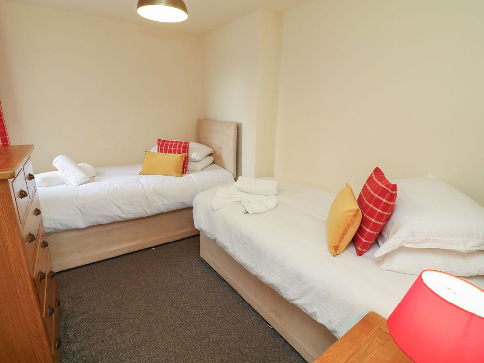 A bedroom with two single beds and a dresser at James Ville Marina Lodge 9 in Brigg