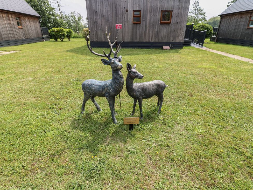Two deer statues in a garden area at James Ville Marina Lodge 9 in Brigg