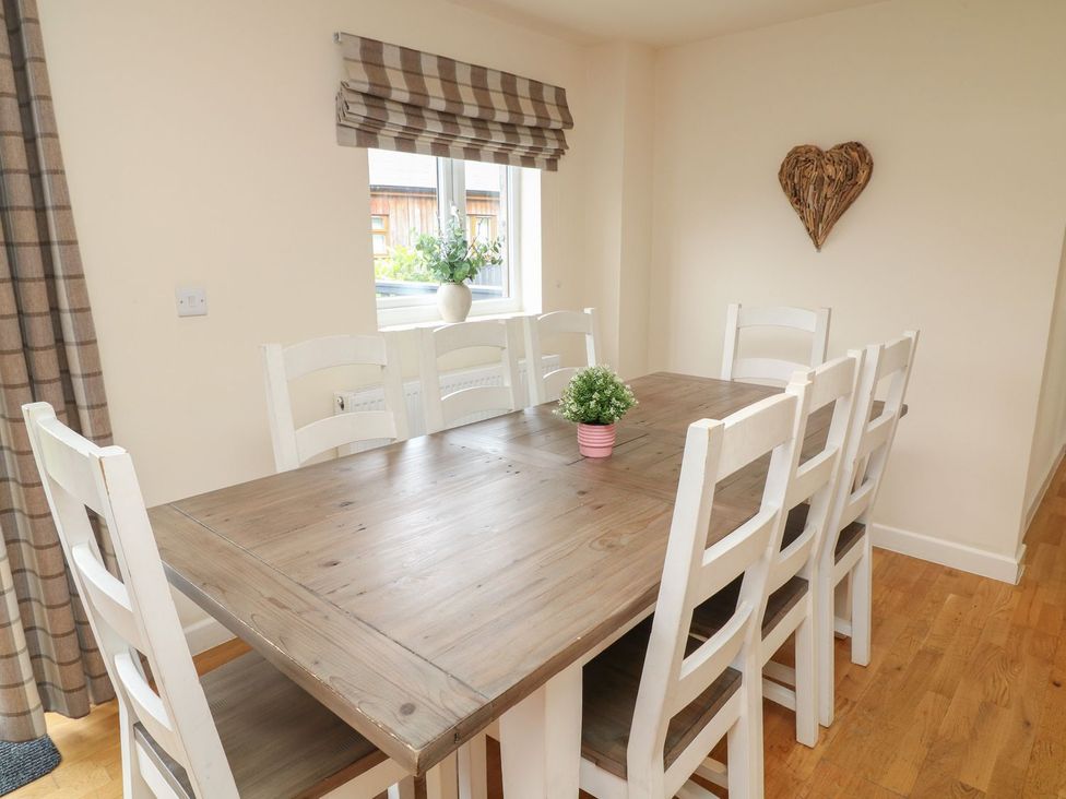 A dining room with a table and chairs at James Ville Marina Lodge 13 in Brigg