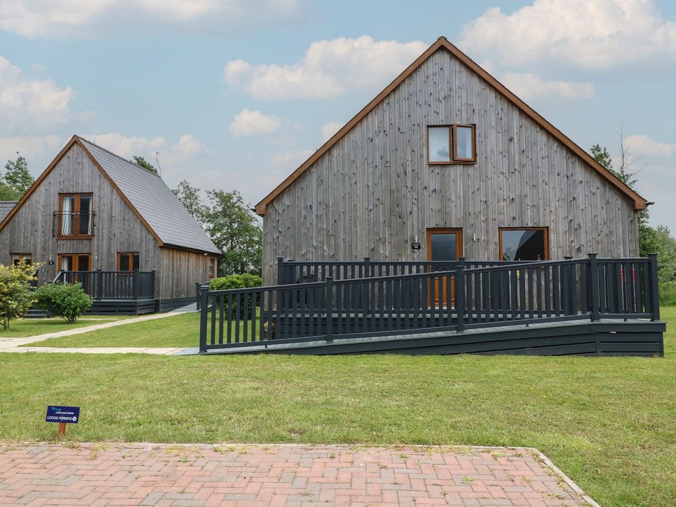 Two wooden houses with gardens at James Ville Marina Lodge 14 in Brigg