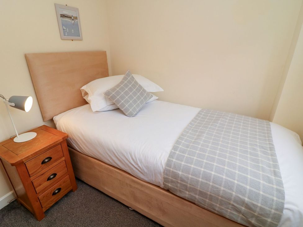 A bedroom with a single bed and a nightstand at James Ville Marina Lodge 14 in Brigg