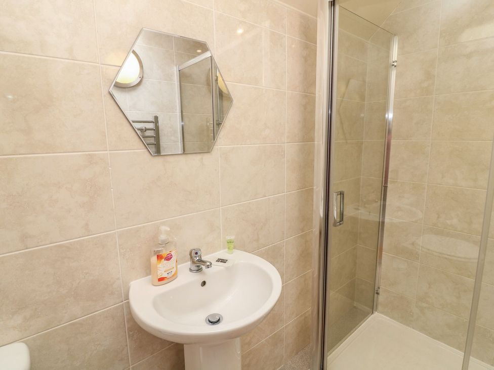 A bathroom with sink and shower at James Ville Marina Lodge 14 in Brigg
