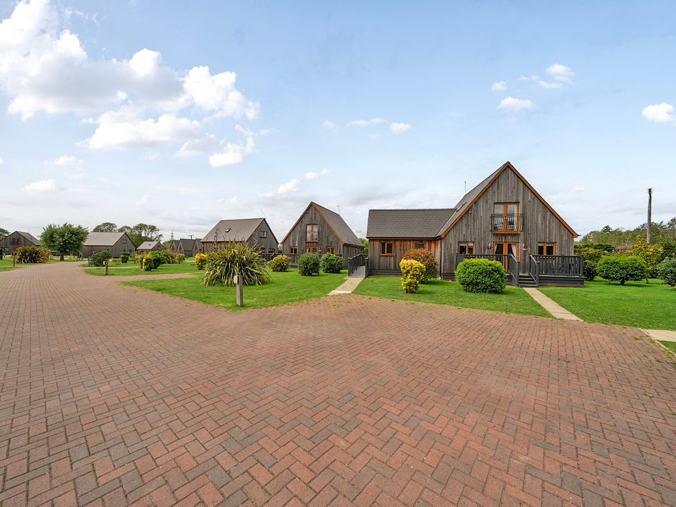 A view of houses and garden area at James Ville Marina Lodge 14 in Brigg