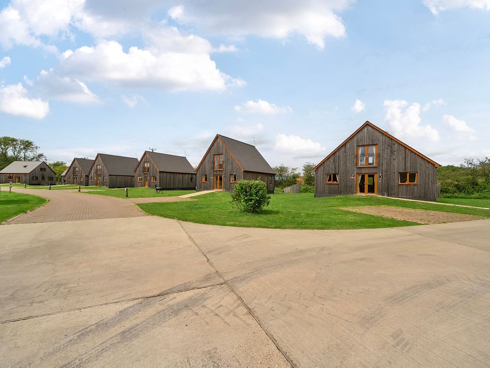 Houses along a pathway with grass and trees at James Ville Marina Lodge 14 Brigg