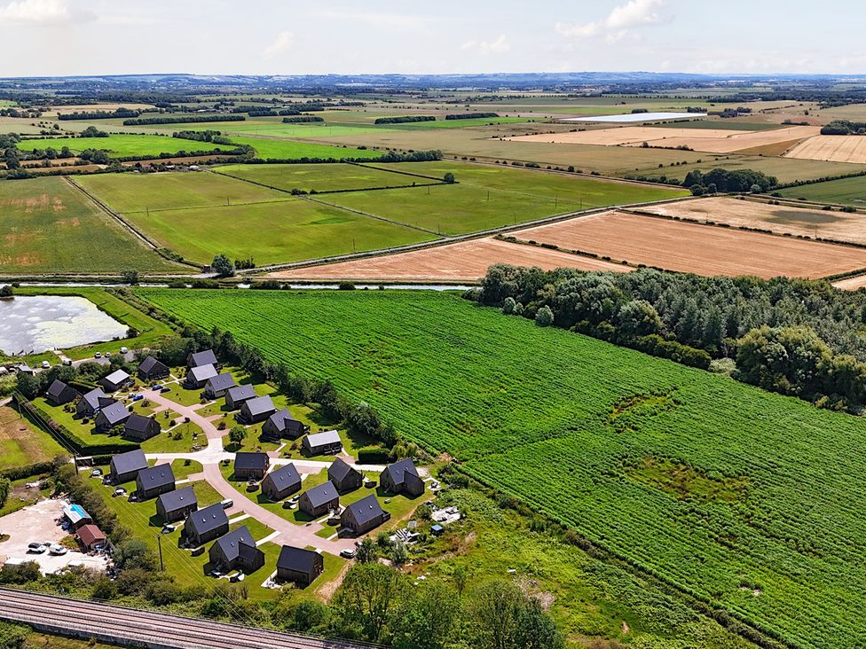 A view of fields and a cluster of houses at James Ville Marina Lodge 14 in Brigg
