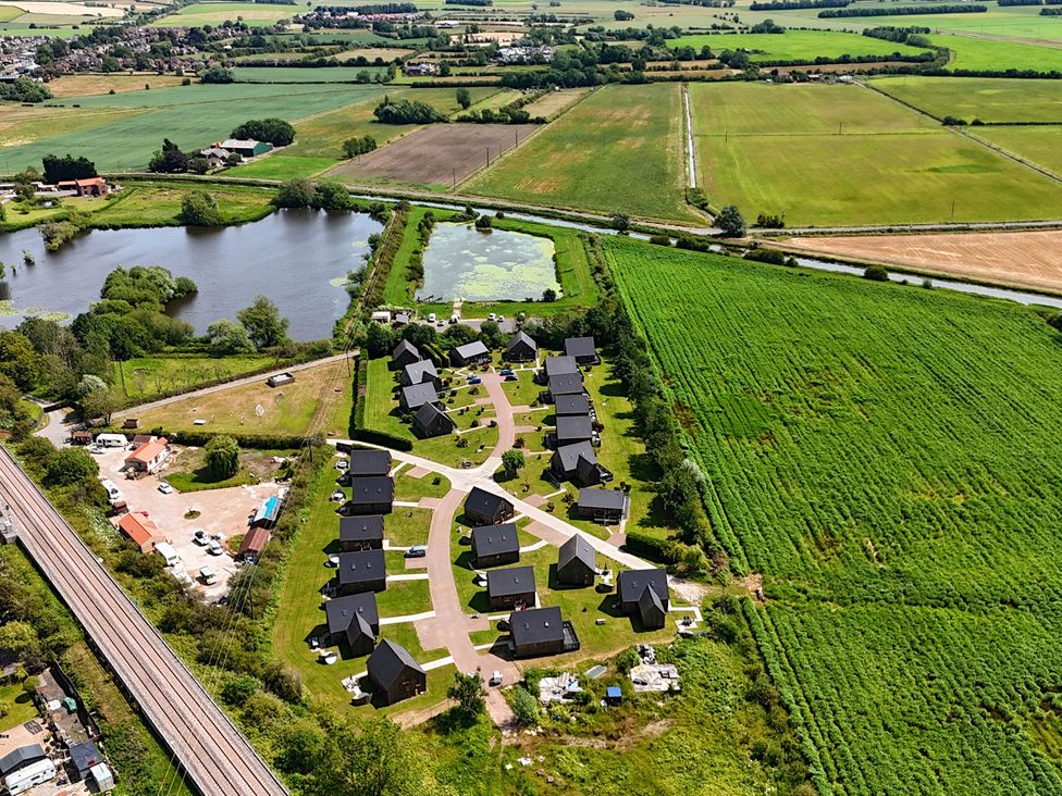 An aerial view of houses and a pond at James Ville Marina Lodge 14 in Brigg