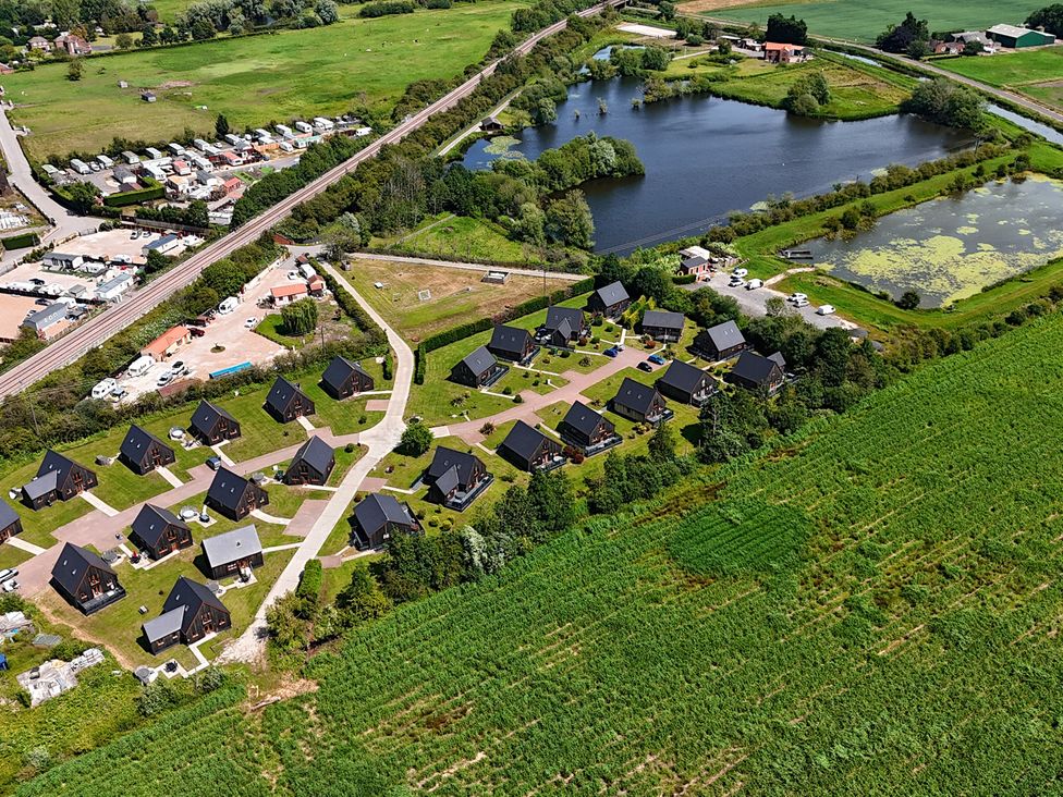 An aerial view of a community with houses and a lake at James Ville Marina Lodge 14 in Brigg