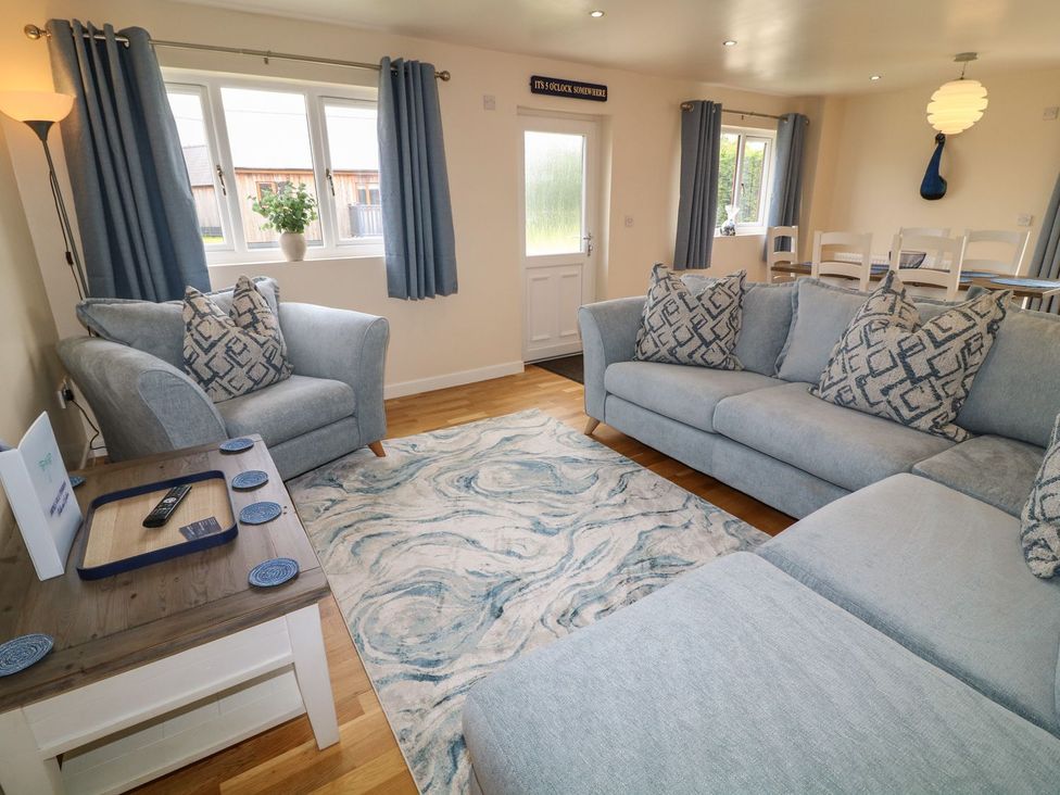A living room with sofas and a coffee table at James Ville Marina Lodge 21 in Brigg