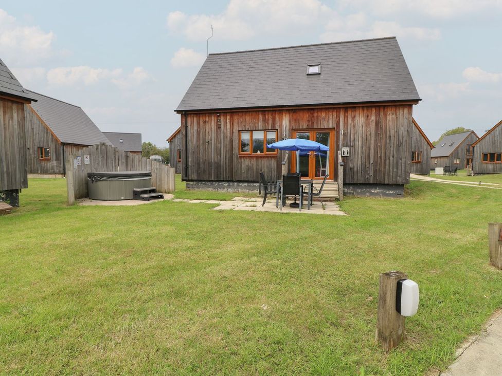 A house with a hot tub and seating area at James Ville Marina Lodge 21 Brigg