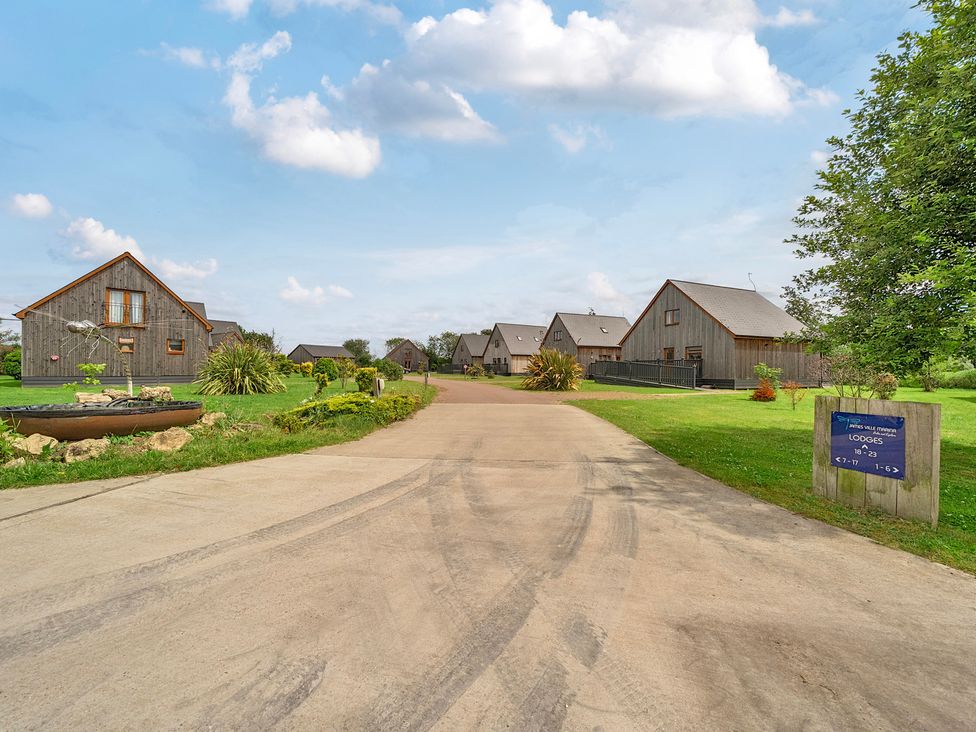 An outdoor area with multiple houses and a sign at James Ville Marina Lodge 21 in Brigg