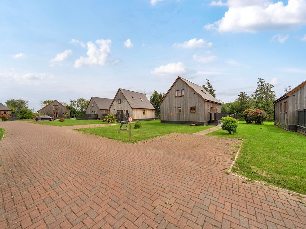 An outdoor area with houses and a road at James Ville Marina Lodge 21 in Brigg