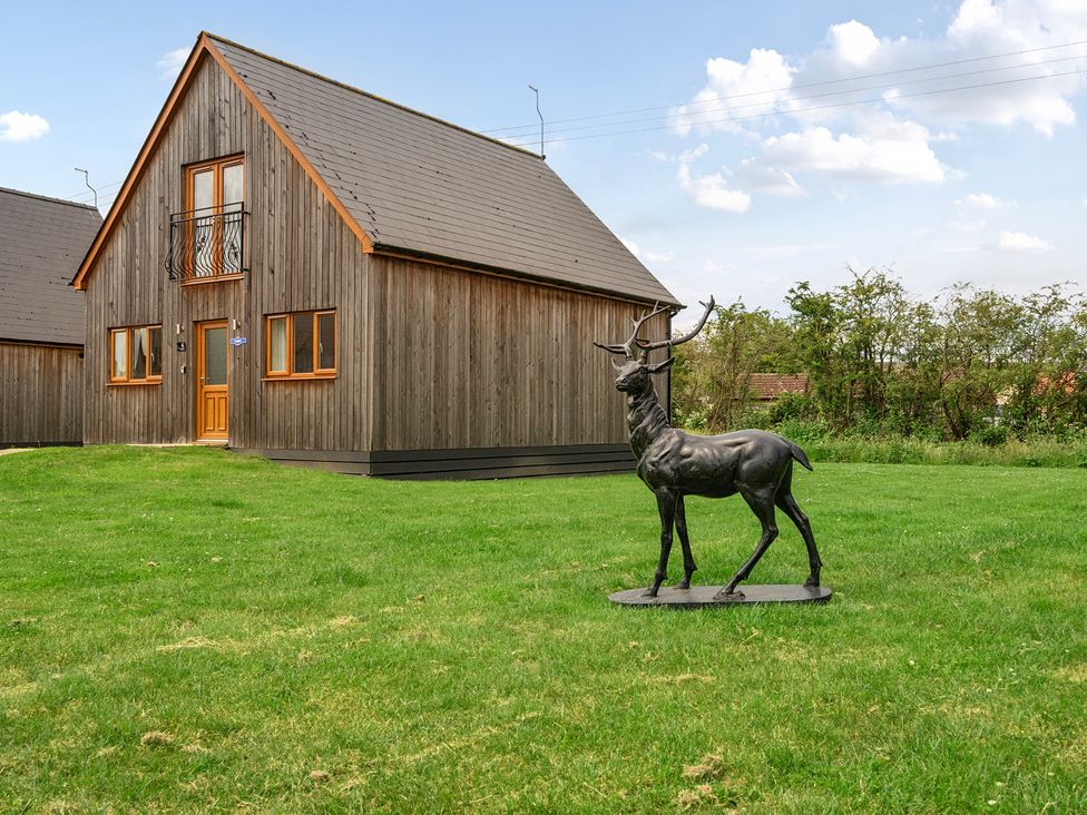 A house with a deer statue in front at James Ville Marina Lodge 21 in Brigg