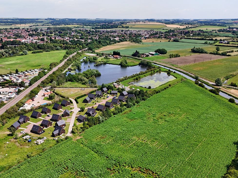 An aerial view of houses near a lake at James Ville Marina Lodge 21 in Brigg