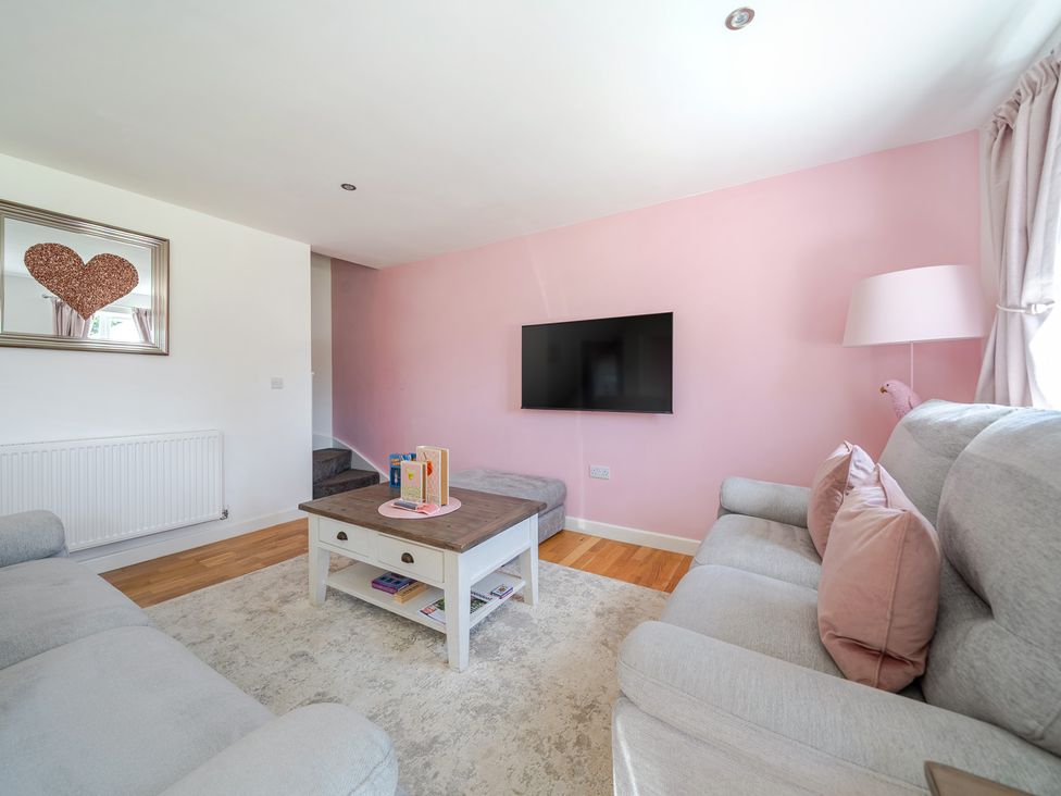 A living room with a sofa and coffee table at James Ville Marina Lodge 23, Brigg