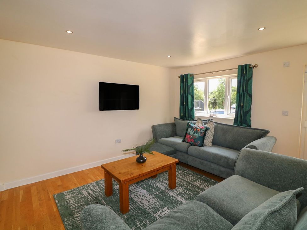 A living room with a sofa and coffee table at James Ville Marina Lodge 22 in Brigg