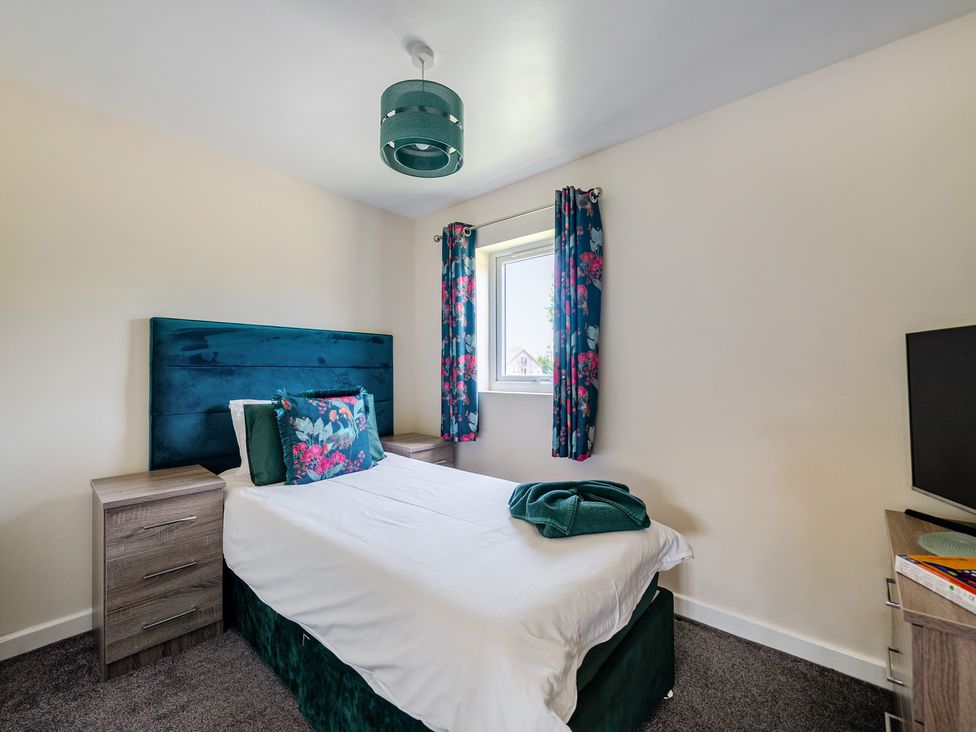 A bedroom with a bed and bedside tables at James Ville Marina Lodge 22 in Brigg