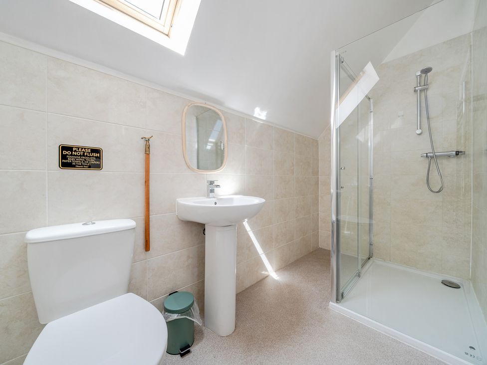 A bathroom with a sink, toilet, and shower at James Ville Marina Lodge 22 in Brigg