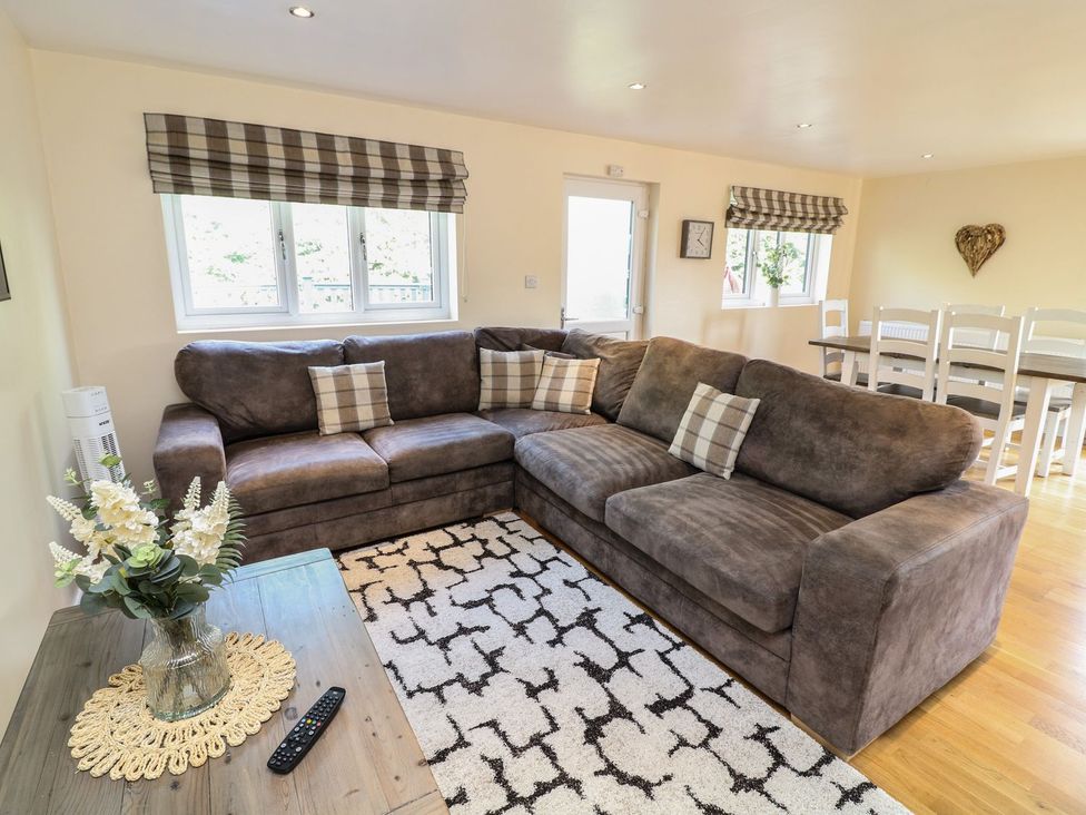 A living room with a sofa and coffee table at James Ville Marina Lodge 10, Brigg