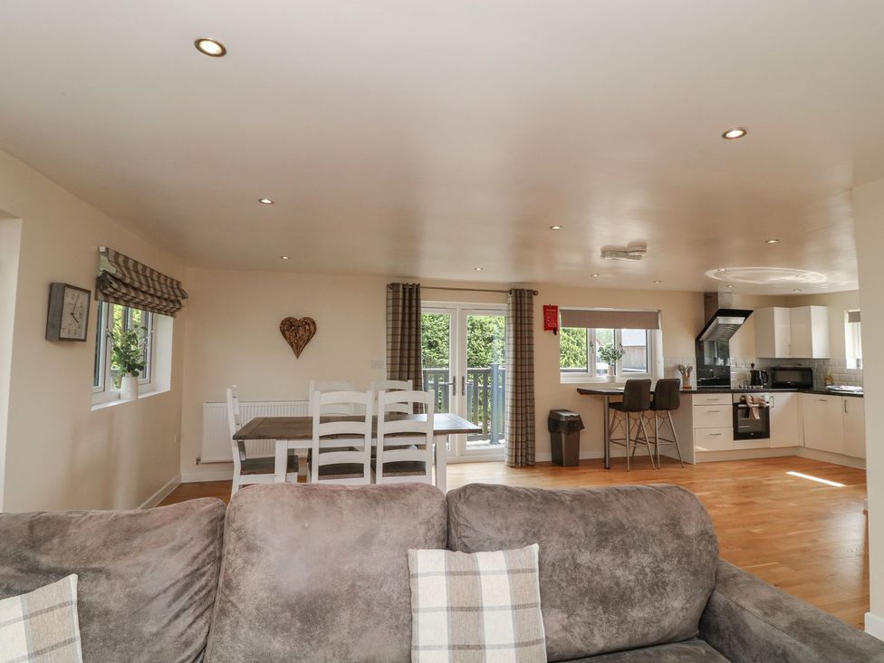 A living room with a dining area and kitchen at James Ville Marina Lodge 10 in Brigg