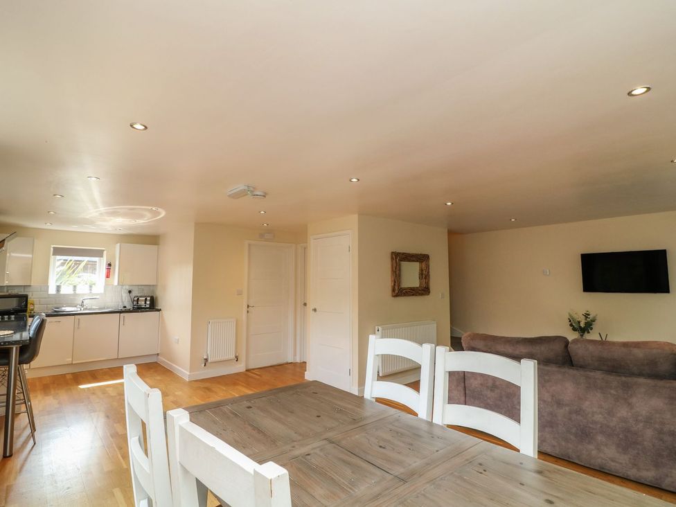 A living room with a kitchen area and dining table at James Ville Marina Lodge 10, Brigg