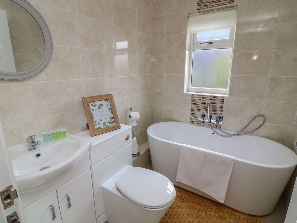 A bathroom with a sink, toilet, and bath tub at James Ville Marina Lodge 10, Brigg