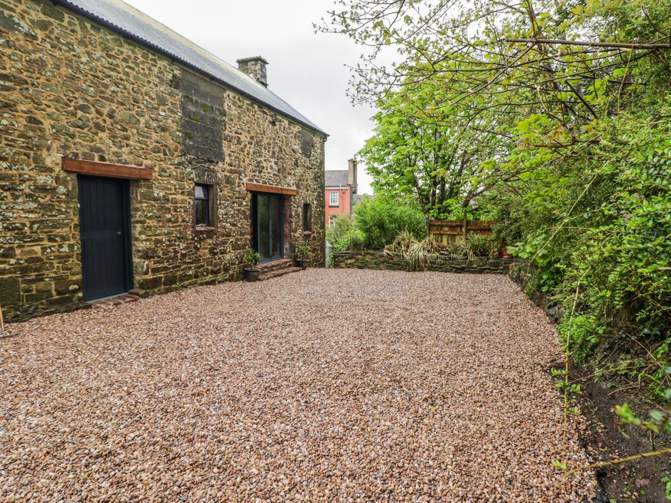 An outdoor area with gravel and stone walls at The Secret Garden in Narberth