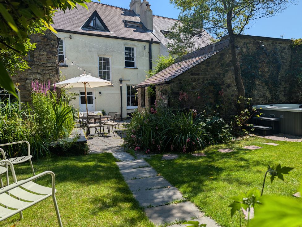 A garden with a house and patio furniture at The Secret Garden in Narberth
