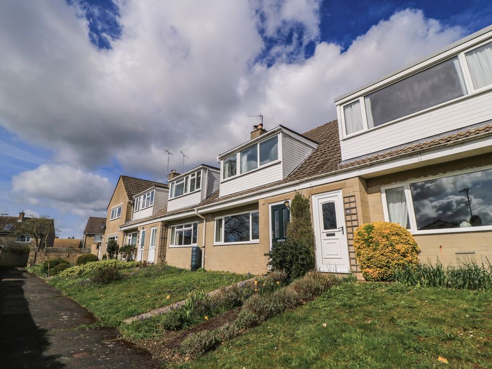 Row of houses with gardens at 11 Berry Close in Painswick