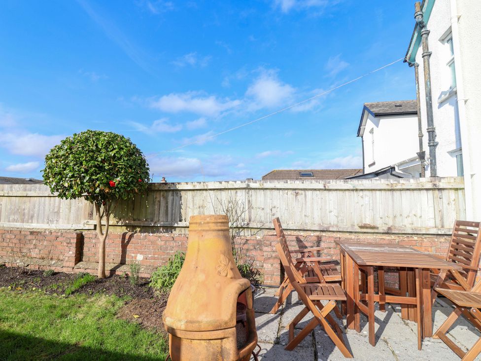 A garden with a table and chairs at 12 Heathfield Terrace