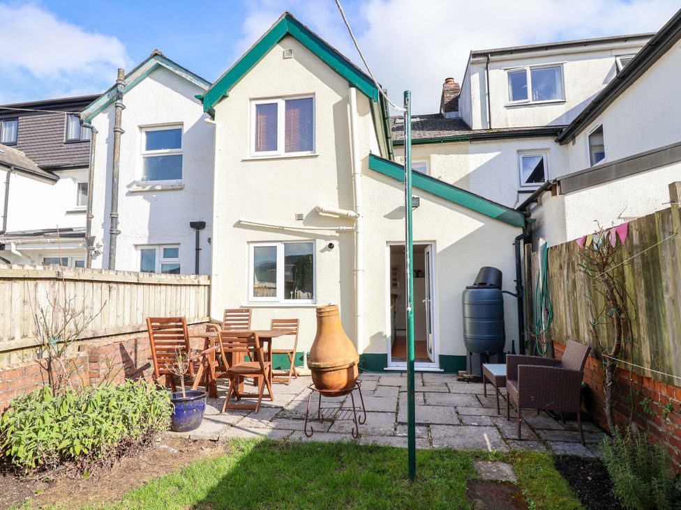 A garden with a table and chairs at 12 Heathfield Terrace