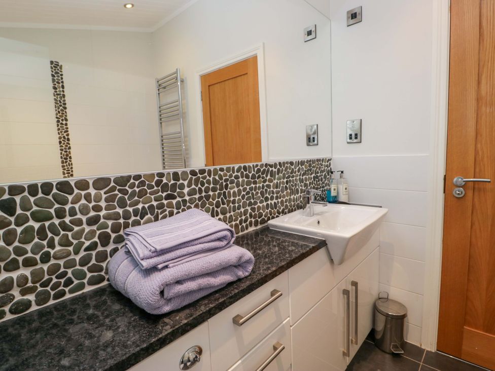 A bathroom with towels on the counter at Waters Edge Lodge in Windermere